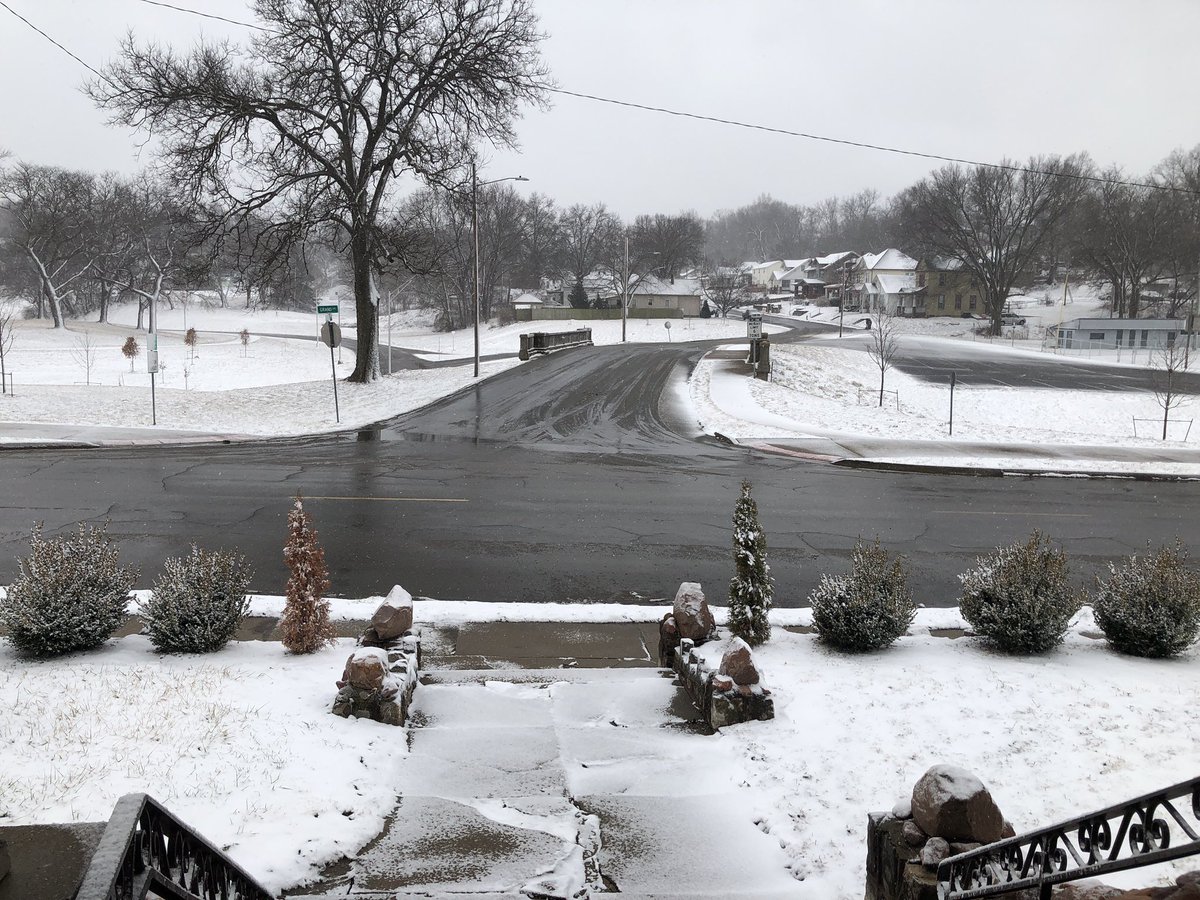 LateNightLeivan's tweet image. Yesterday it was in the 50s. Today this: #missouriweather #moweather #snow