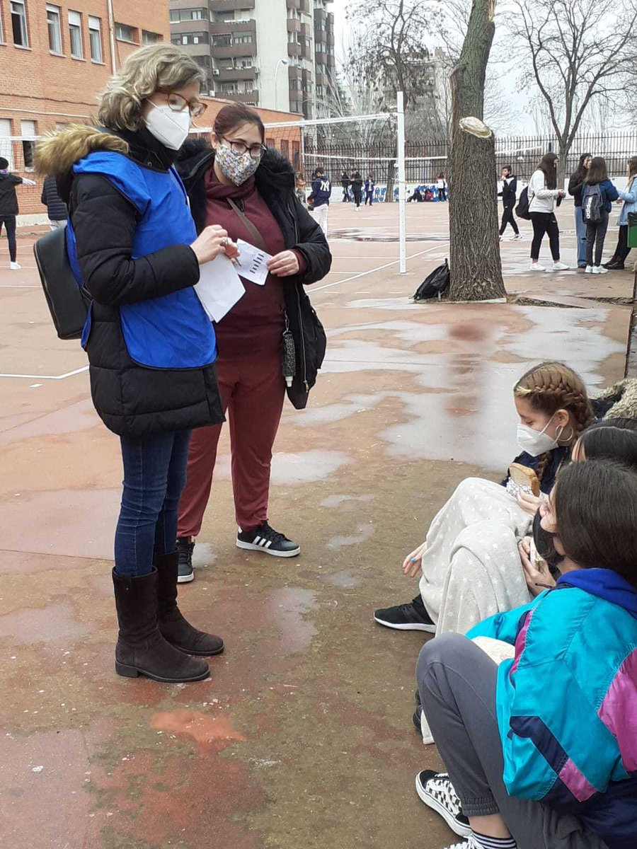 MadridJuventud's tweet photo. Hoy el #PuntoE hemos ido al IES Gabriel García Márquez, distrito de #Hortaleza. #OIJZona7 ha #reflexionado 🤔 con el alumnado sobre cómo han vivido el #confinamiento 😷, y que consejos darían a la juventud si en el futuro volviese a ocurrir.
#MadridEsJuventud #ConectaJuventud https://t.co/YR5VUZMnau