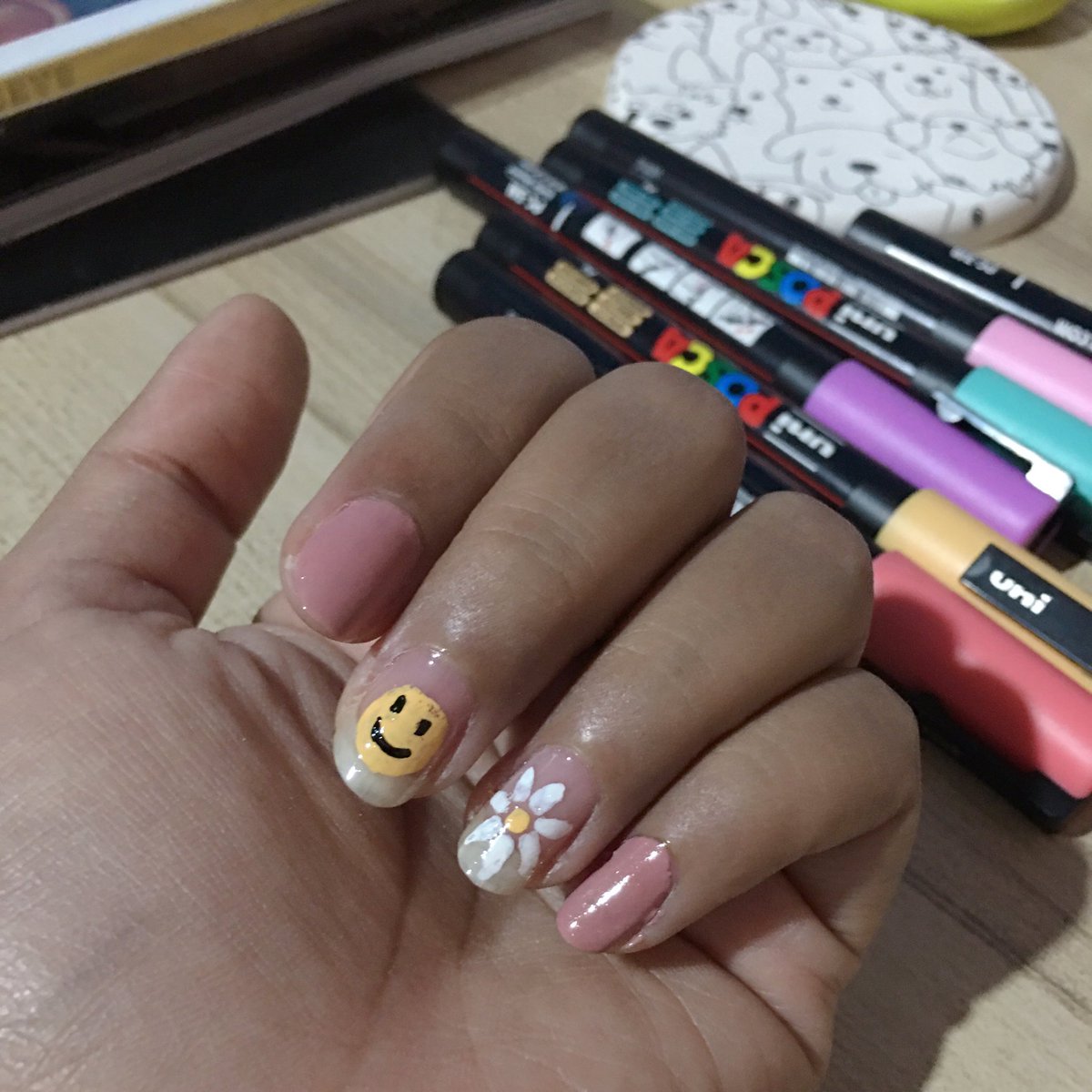 inooamko_'s tweet photo. ทดลองเอามาวาดเล็บ สีน่ารักแต่การวาดของฉันมัน.... #Drawingwithuni #unithailand https://t.co/gw3mWQa6et