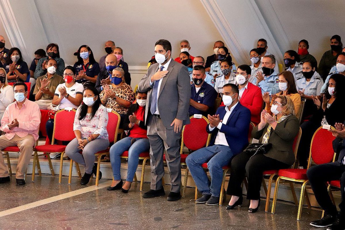 nicmaduroguerra's tweet photo. Ayer participamos en la sesión solemne del Consejo Municipal de Vargas, con motivo de la conmemoración del natalicio del Gran Mariscal de Ayacucho Antonio José de Sucre. Su lealtad, es digno ejemplo del camino que nos conduce a seguir su legado. Sigamos siendo #LealesComoSucre https://t.co/iZ5KYO3KmM