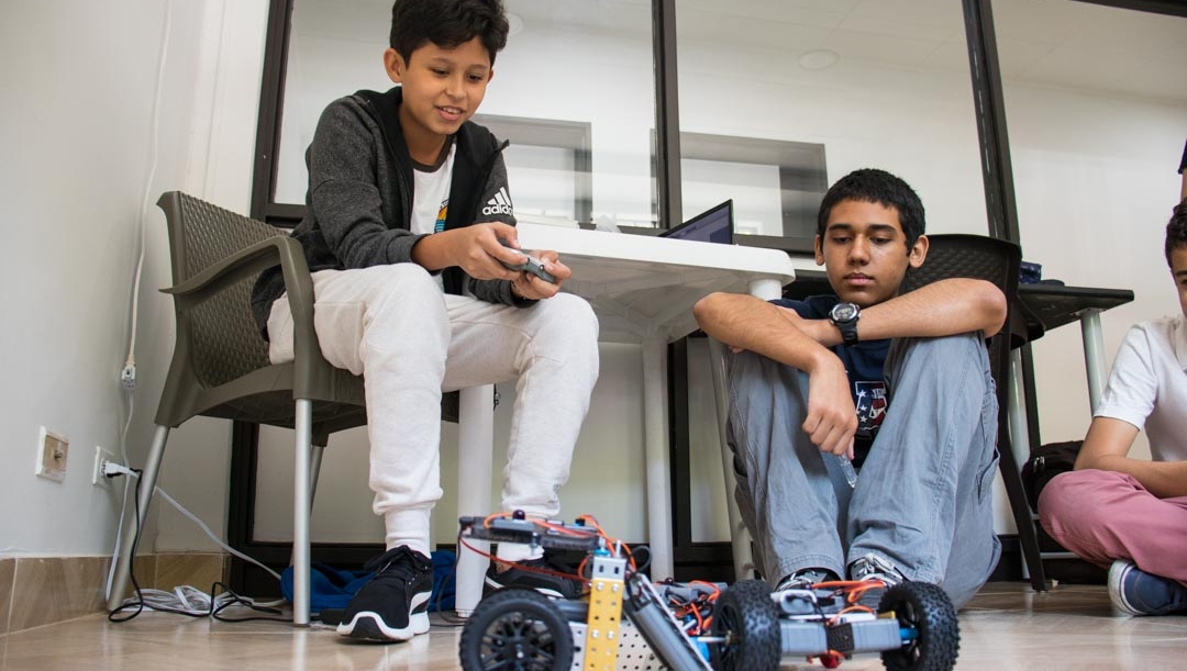 Hoy a las 5:30 p.m tendremos una reunión de padres y estudiantes  de My Robot Academy en la que hablaremos sobre los protocolos de bioseguridad, las modalidades virtual y presencial, y una sorpresa más 🎉. ¡Los esperamos!