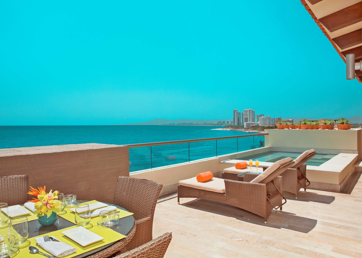 Luxevovacations's tweet photo. The Now Amber Puerto Vallarta, serving up the best penthouse views since 2012. Who would you share this view with?
~
#NowResorts #NowAmberPuertoVallarta #WeAreLuxevo #Travel #Vacation #INeedAVacation #VacationMode #TravelMoreWorryLess https://t.co/gMkd7Yam3c
