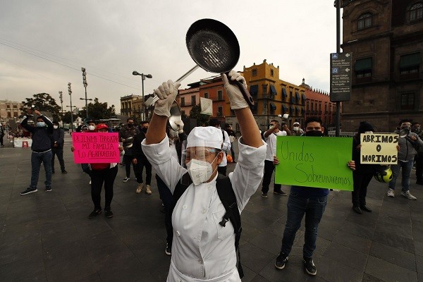 PacoZeaCom's tweet photo. Trabajadores de restaurante de la CDMX convocan a otro "cacerolazo" este jueves https://t.co/FNsOELPMxr https://t.co/UY4H4vUCcD