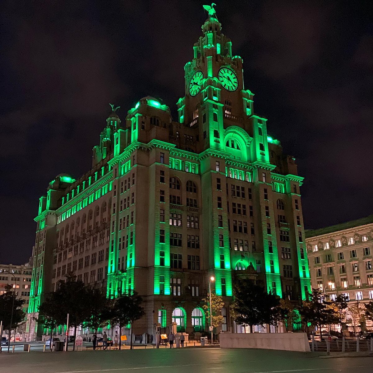 Royal Liver Building lighting up green tonight in support of #WorldCancerDay  <a href="/CCCNHS/">The Clatterbridge Cancer Centre</a> <a href="/CBRE/">CBRE</a>_Liv @CBRE #NHS