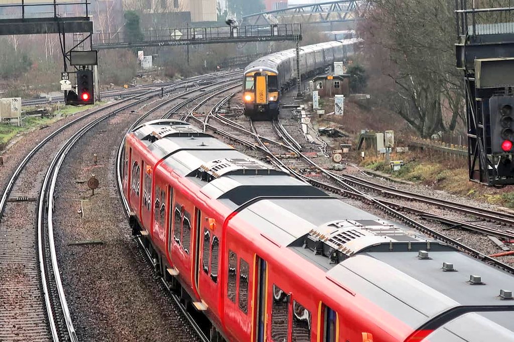 martinw02998119's tweet image. 375804 &amp;amp; 375805 storms pass 707004 &amp;amp; 707003 on driver training Sevenoaks to Ashford Down yard 16/1/21 @Se_Railway #class375 #class707