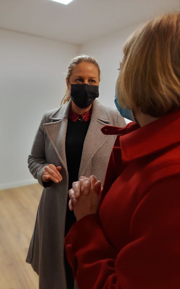 NadiaHAI78's tweet photo. La culture joue un rôle fondamental pour maintenir le lien social et ouvrir le champ des possibles.
Les associations qui la font vivre dans nos quartiers ont mon soutien.
Au cœur du #QPV Danube, Nicolas et Claudia @cieVarsorio , masqués de la ville à la scène, en sont un exemple. https://t.co/fyzLrbm7fE