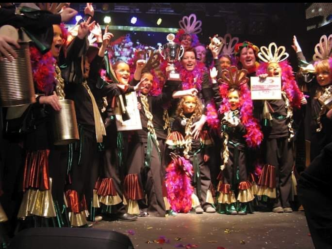 KVLLimburg's tweet photo. TERUGBLIK 2012 🎵 Basisschool de Sjtadssjool - Trek mer mit os mit

Basisschool de Sjtadssjool, nu bekend als Kindcentrum Sittard, won in 2012 het KVL met hun liedje 'Trek mer mit os mit'! ❤️💛💚 https://t.co/Tj76bHpzsb