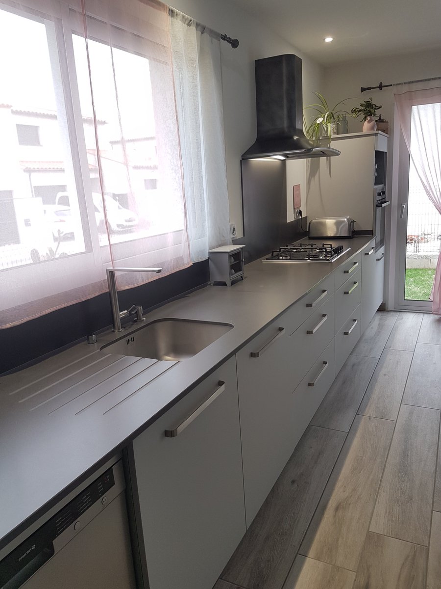 Joli linéaire, spacieux, fonctionnel... Design moderne.

Et toujours en fabrication française.

#cuisines #cuisiniste #rivesaltes #perpignan #payscatalan #madeinfrance #habitat #design #decoration #renovation #madein66 #savoirfaire #fabricationfrançaise #confort #madeinperpignan