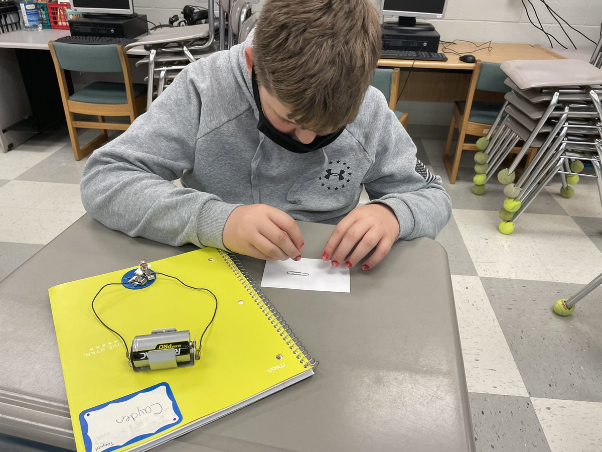 DeannaLeake's tweet photo. #CBSeaStars are learning about circuits in @BeachyBoos 4th grade class! @CBElementary @NewHanoverCoSch #5StarDifference #NHCSchat https://t.co/WTHKtHJMNb