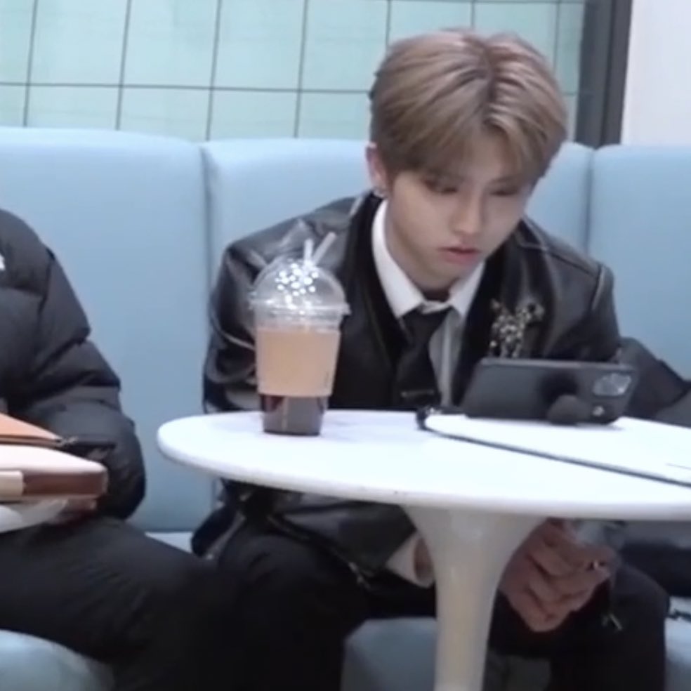 hanbiscuit's tweet photo. O Jisung                   o que ele ta
                                      assistindo https://t.co/mj9ISAaesB