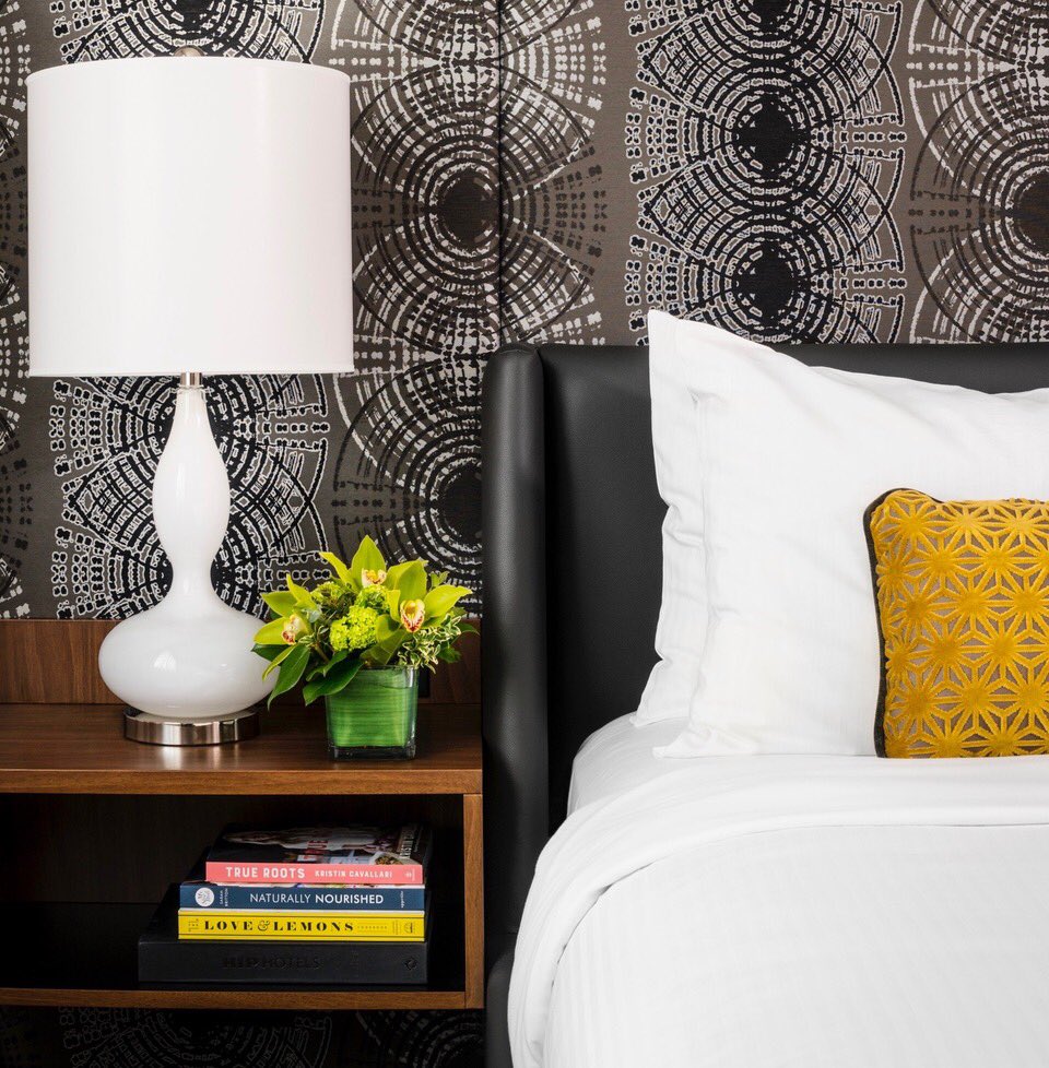 #ad Looking for a Valentine’s Day escape? <a href="/HotelArtsYYC/">Hotel Arts</a> is offering a luxury accommodation special with gourmet in-room dining, including prawn cocktails, crab-stuffed mushrooms, surf &amp; turf Wellington beef tenderloin &amp; chocolate fondue. 🍤🥂💕 hotelarts.ca/valentines-dat… #canada