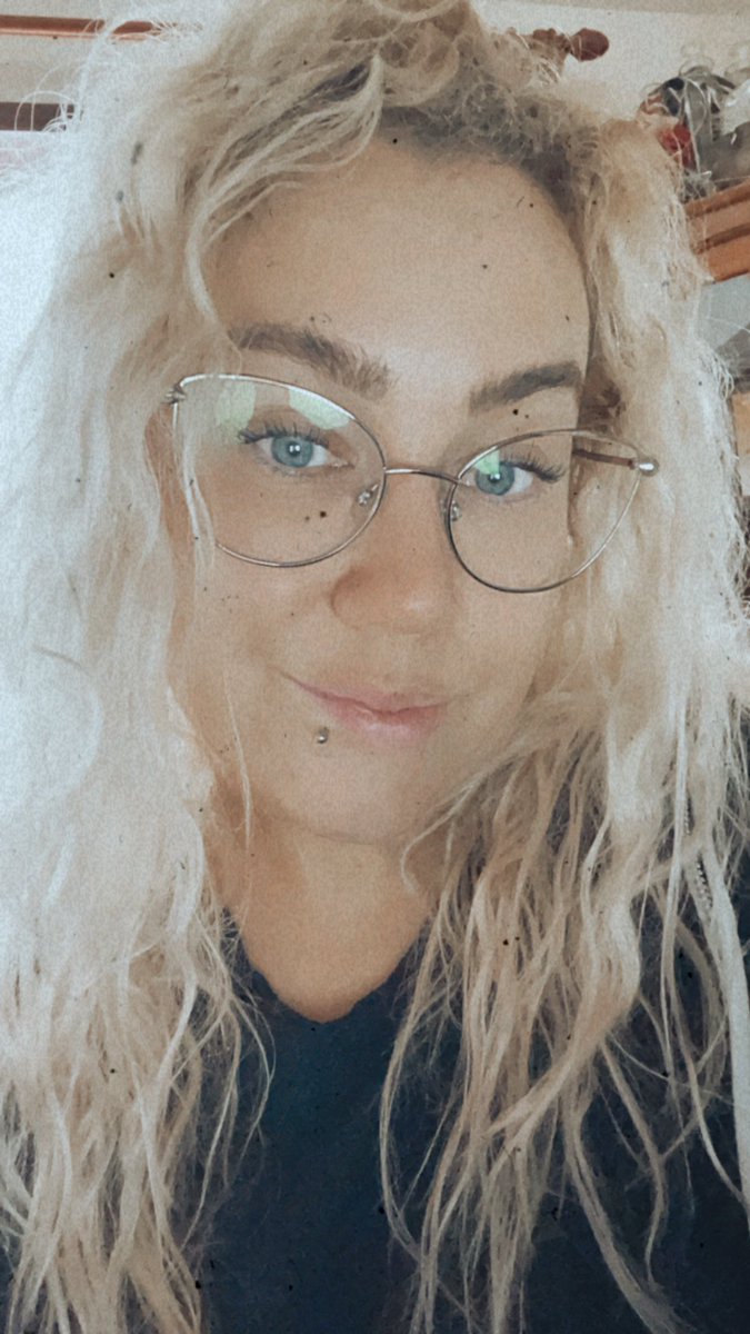 LiddlDevill's tweet photo. That beach vibes filter making me feel like a lioness.
In reality I’ve been trying to work premier pro for hours and not getting anywhere 😂😂😂
#homeworklife #work #filter https://t.co/6eVzfs8XsW