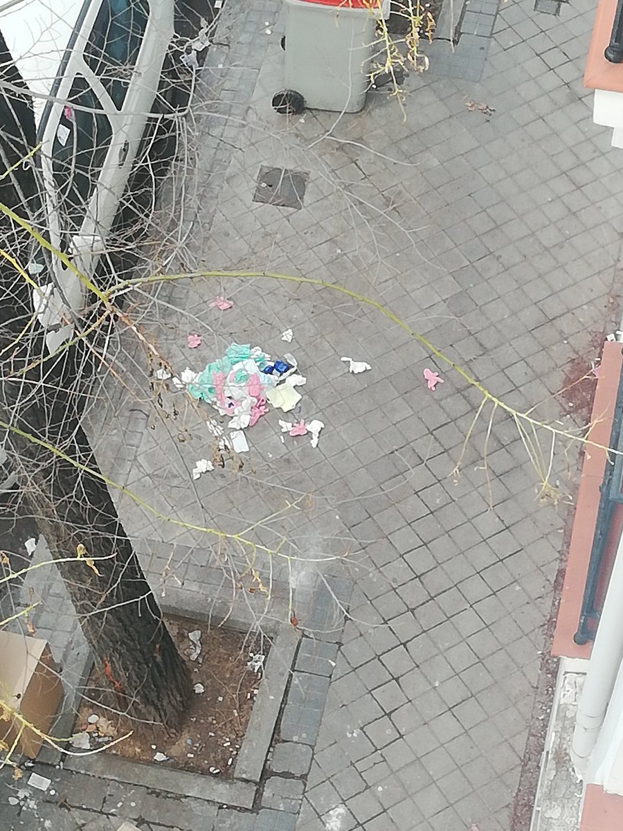 Almudena__10's tweet photo. @Lineamadrid guantes y utensilios de la clinica dental que está en la calle Ángel González tejedor, 1. Es muy peligros un niño lo ha manipulado https://t.co/9fZRwTHv9Q