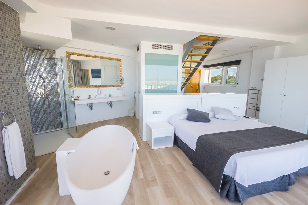 d_ontheroof's tweet photo. Experimenta sensaciones nuevas y sumérgete en un mar de espumas, tu Suite DOR te ofrece la posibilidad de trasladarte en el tiempo disfrutando de un baño en una bañera exenta que hacen de tu estancia un lugar elegante y lujoso. 
Reserva => https://t.co/sDFYHAxEAf
#roomwithaview https://t.co/Y00WCmxpCS
