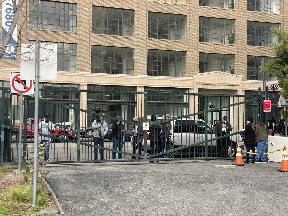 We’ve got a couple federal marshals here making their presence known, but everything is very calm right now. The gate to the lot is closed and Judge Carter and special master  @Michele714 are getting ready. – bei  Downtown Women's Center