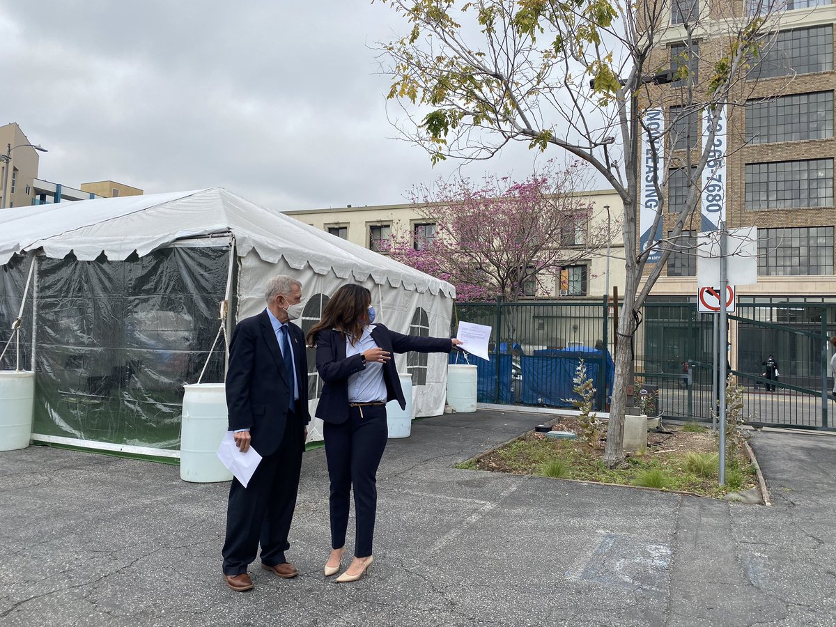 We’ve got a couple federal marshals here making their presence known, but everything is very calm right now. The gate to the lot is closed and Judge Carter and special master  @Michele714 are getting ready. – bei  Downtown Women's Center