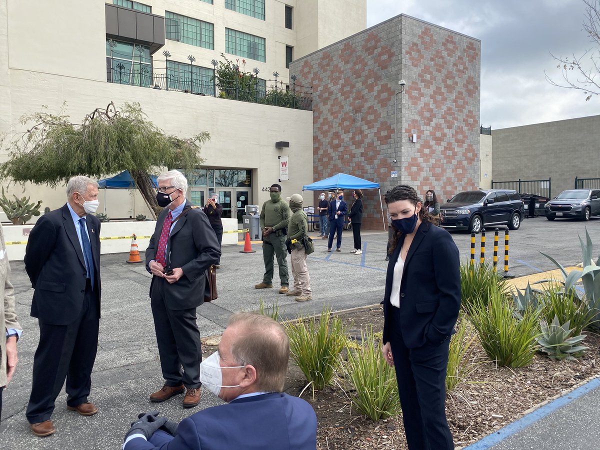 Judge Carter visiting with several people including  @abales, plaintiff’s attorney Elizabeth Mitchell and  @HughHewitt, who goes so far back with Carter he remembers being thrown out of his courtroom 25 years ago.