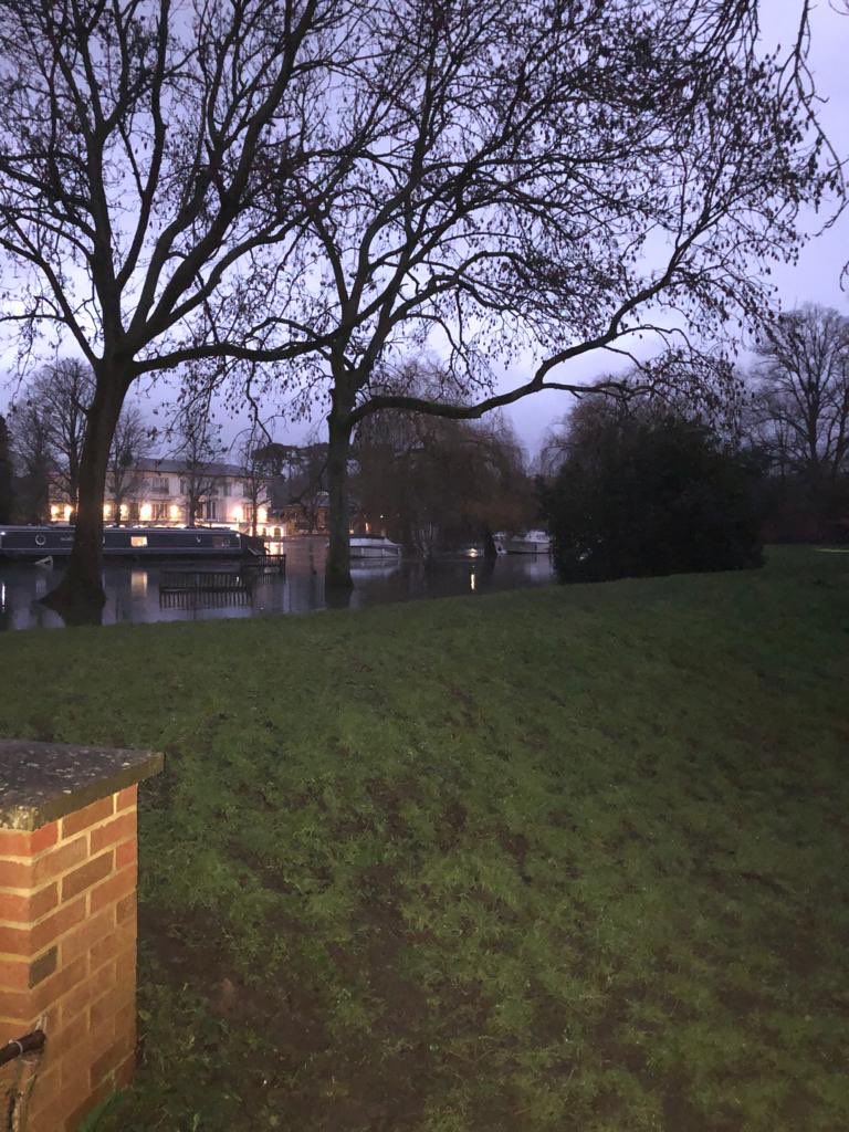 MariaHerlihyEA's tweet photo. Flood gate at #Cookham working well to protect properties ,staff out active monitoring today checking on staff and assets .⁦@EnvAgencySE⁩ ⁦@MarkHill03⁩ ⁦@wifo_ea⁩ ⁦@johncurtinEA⁩ ⁦@MoretonBack1⁩ https://t.co/RgjzWsPXHM