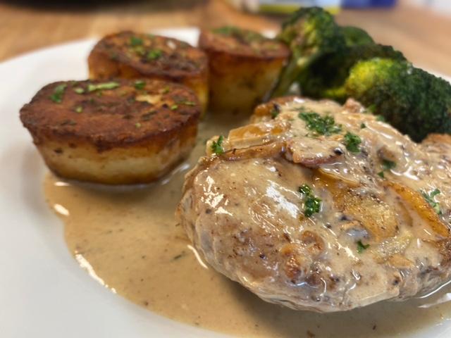 RelishCateringK's tweet photo. Valentine's Day at home can still be special with our upscale, take-home meal for two!  Use this excuse to break out the nice China, light some candles to set the mood, get dressed up, and enjoy a romantic, decadent evening together. https://t.co/RYHYDmwQuy https://t.co/RqyjKhPSqJ
