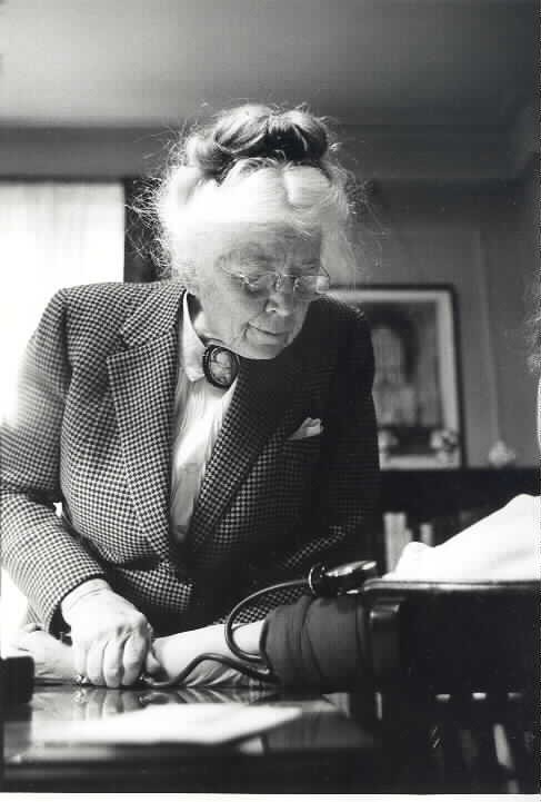 WeillCornell's tweet photo. #TBT to when Dr. Connie Guion received the Elizabeth Blackwell Award in 1949.

Dr. Guion, @WCMalumni '17, became the first woman in the United States appointed as professor of clinical medicine in 1946.

📷: Courtesy of the Medical Center Archives of #WCM &amp; @nyphospital. https://t.co/EDqduaLXzN