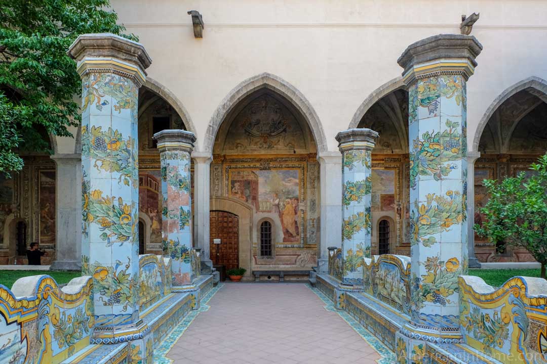 CommozioniA's tweet photo. L'uso della #maiolica in contesti architettonici arriva nel Mediterraneo dall'oriente. Mi vengono in mente due esempi, in #Campania, da proporre: il #chiostro di Santa Chiara a #Napoli (📸@natalierae) e la fabbrica di ceramica #Solimene di #VietrisulMare arch. Paolo Soleri https://t.co/sdv1TqMyIf