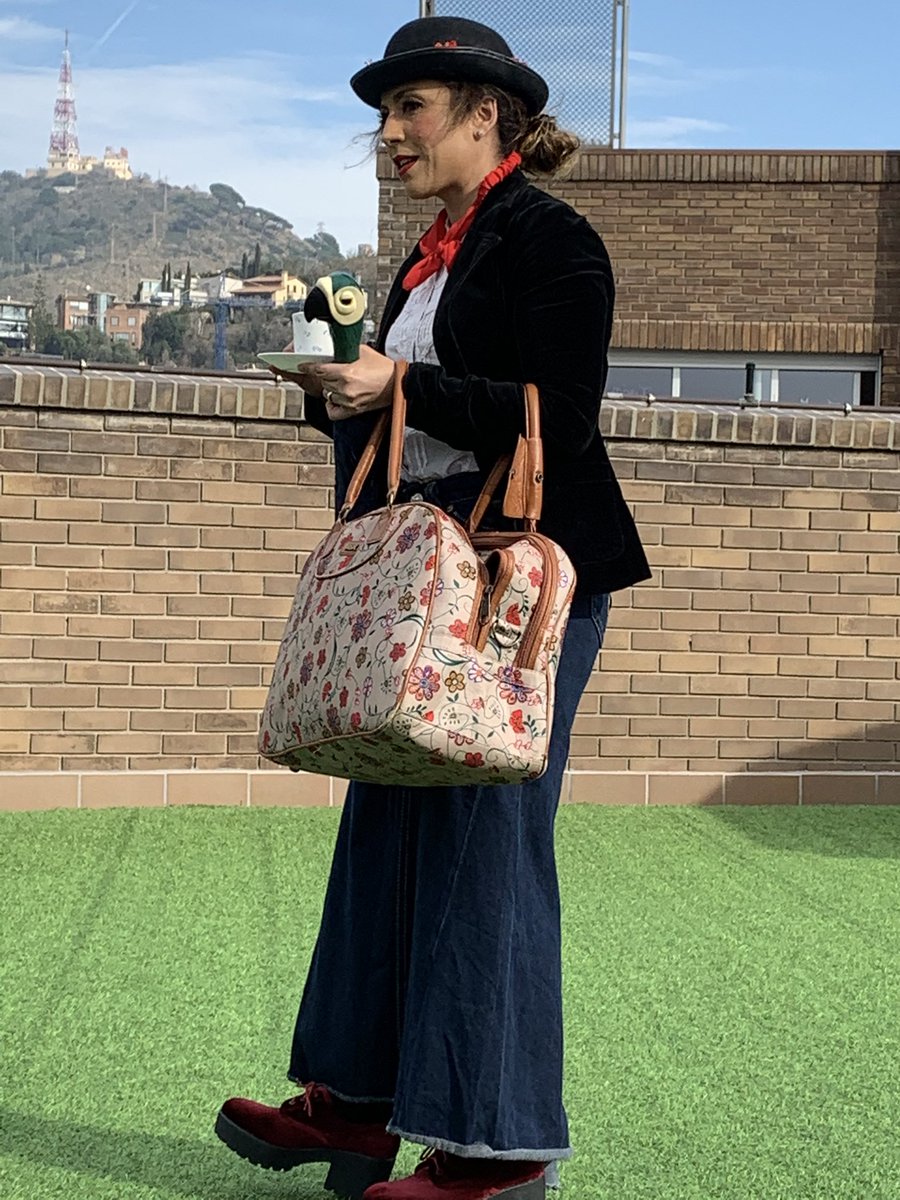The wind changed today in <a href="/LaMirandaSchool/">Colegio Internacional La Miranda</a>! In #p5 we received a surprise visit from the one and only #MaryPoppins! It was so exciting and we had a lot of fun! Thanks for visiting us Mary! #surprisevisit #significantlearning #bringingtheprojecttolife