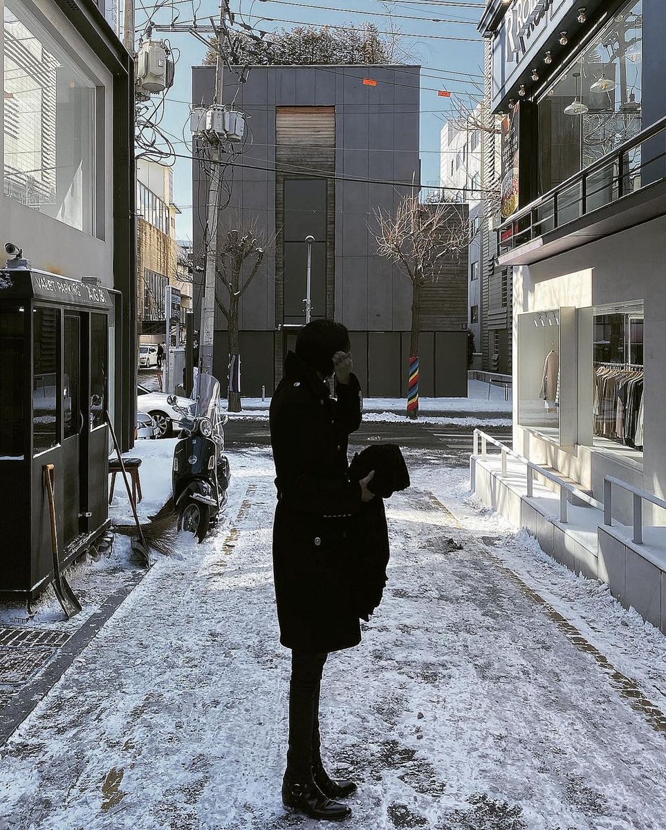 —Sale de paseo con <a href="/JungJaeWon_B/">ONE 원</a> por la mañana, pasan a un restaurante a almorzar y al salir Yoongi le toma unas fotos a su esposo y las publica. Después de ello suben al auto y se van al mirador de la villa.—