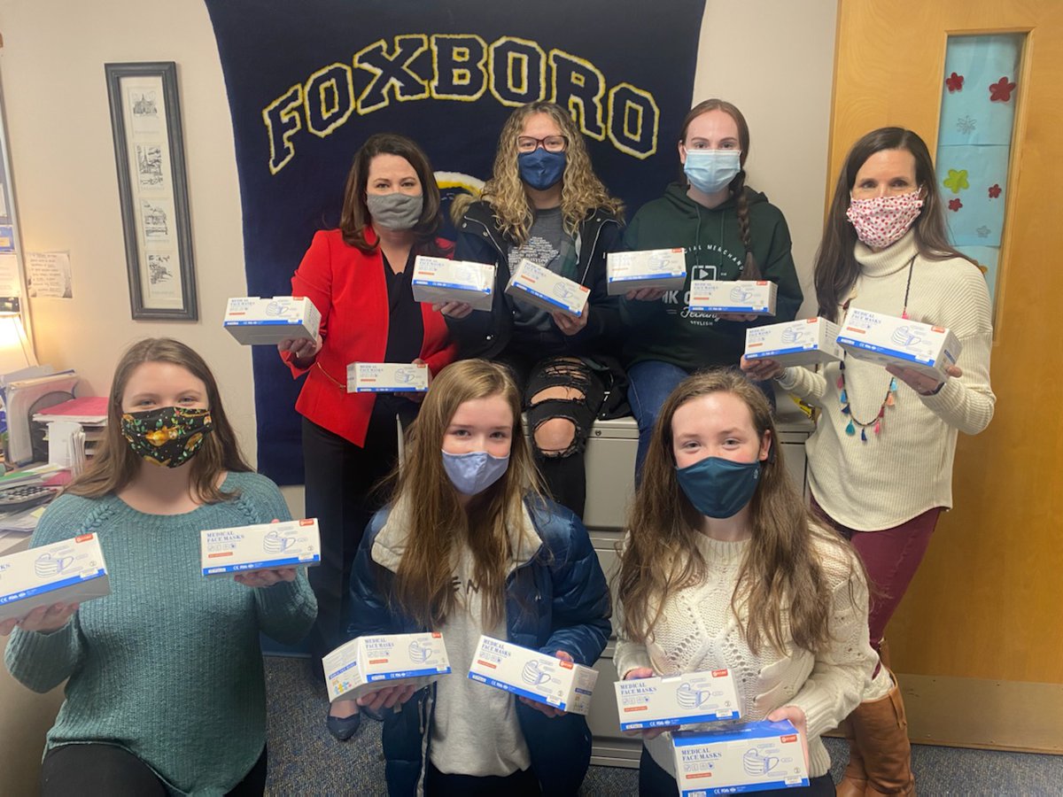 FoxboroRotaryMA's tweet photo. The Foxboro Interact Club at Foxboro High School delivered masks to Foxborough Superintendent of Schools, Amy Berdos. The mask donation is part of the 2 million mask donation by @Rotary throughout New York and New England. #Interact #maskdonation #communityservice https://t.co/TJIOoWW6C2