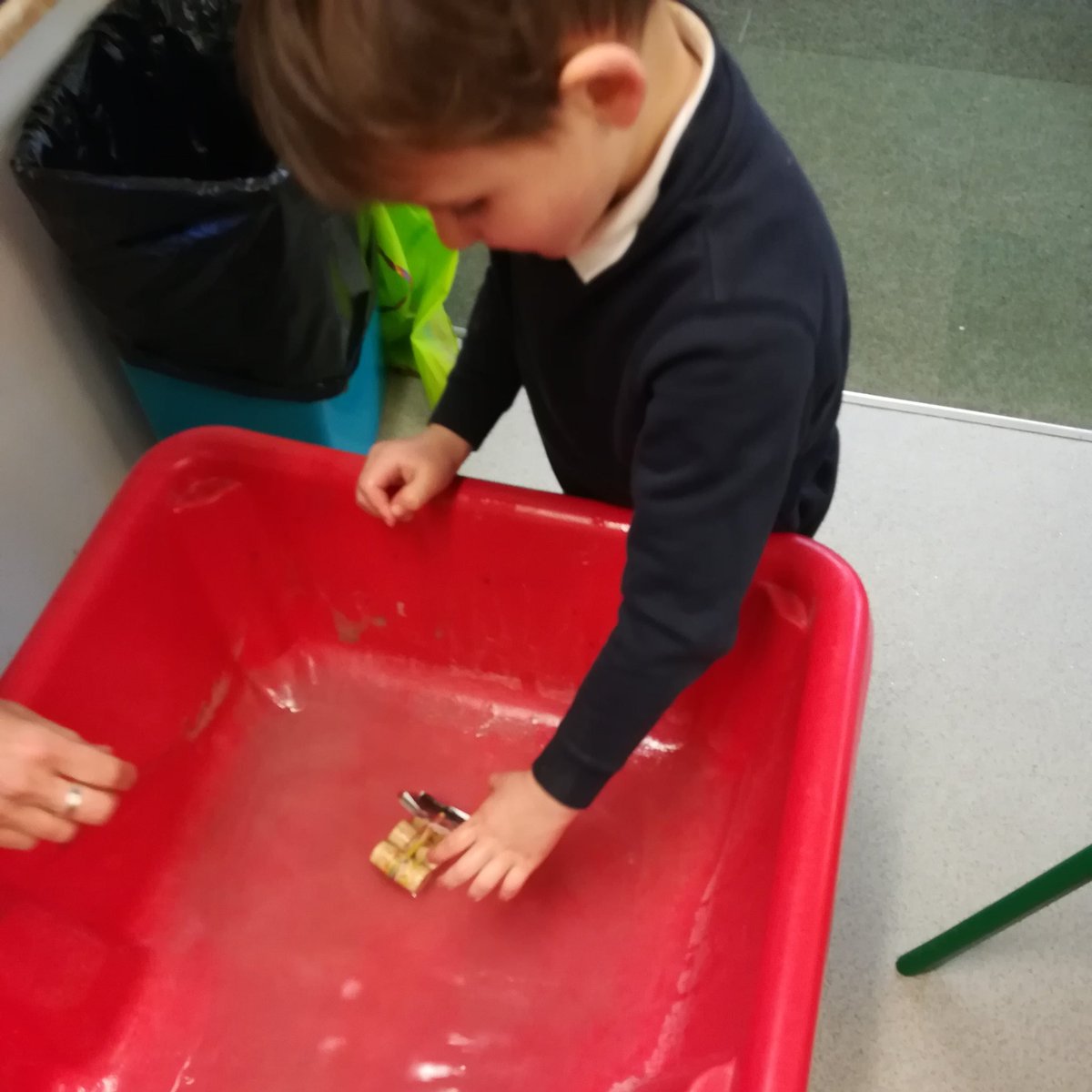 SibfordEYFS's tweet photo. We have been re-purposing old junk today, inspired by Junk rescue @CBeebiesHQ. 
#JunkRescue #cbeebies #JunkModelling #beyoubesibford #SibfordEYFS @ZoePocockRocks @afrojunkman #reuse #repurpose #recycle https://t.co/ofdM48B7fK