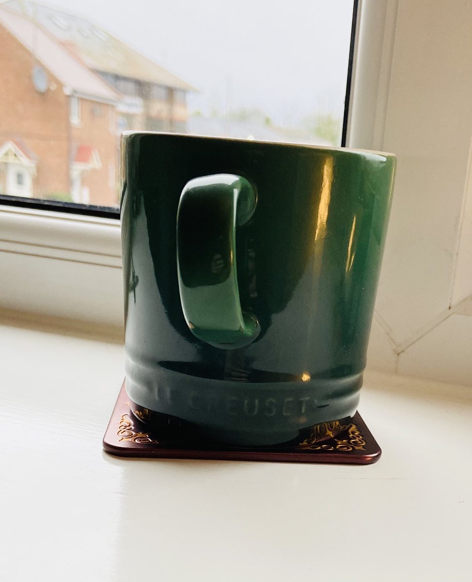 FinchMeister83's tweet photo. Seems quality control missed this @lecreuset #wonkyhandle https://t.co/BgGwnnWtLq