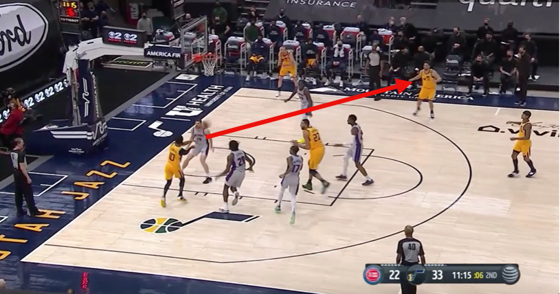 Look at how crazy narrow that passing window was. Bigger point is that, even though they're denying him middle, Mike still has an insane internal radar for where the other 9 guys are. Still makes an on-target, on-time pass going across his body + through multiple defenders. 4/x