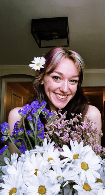guys!! i bought myself flowers and i feel happy. y’all!!! i havent felt this good!!! in so long!!!!!