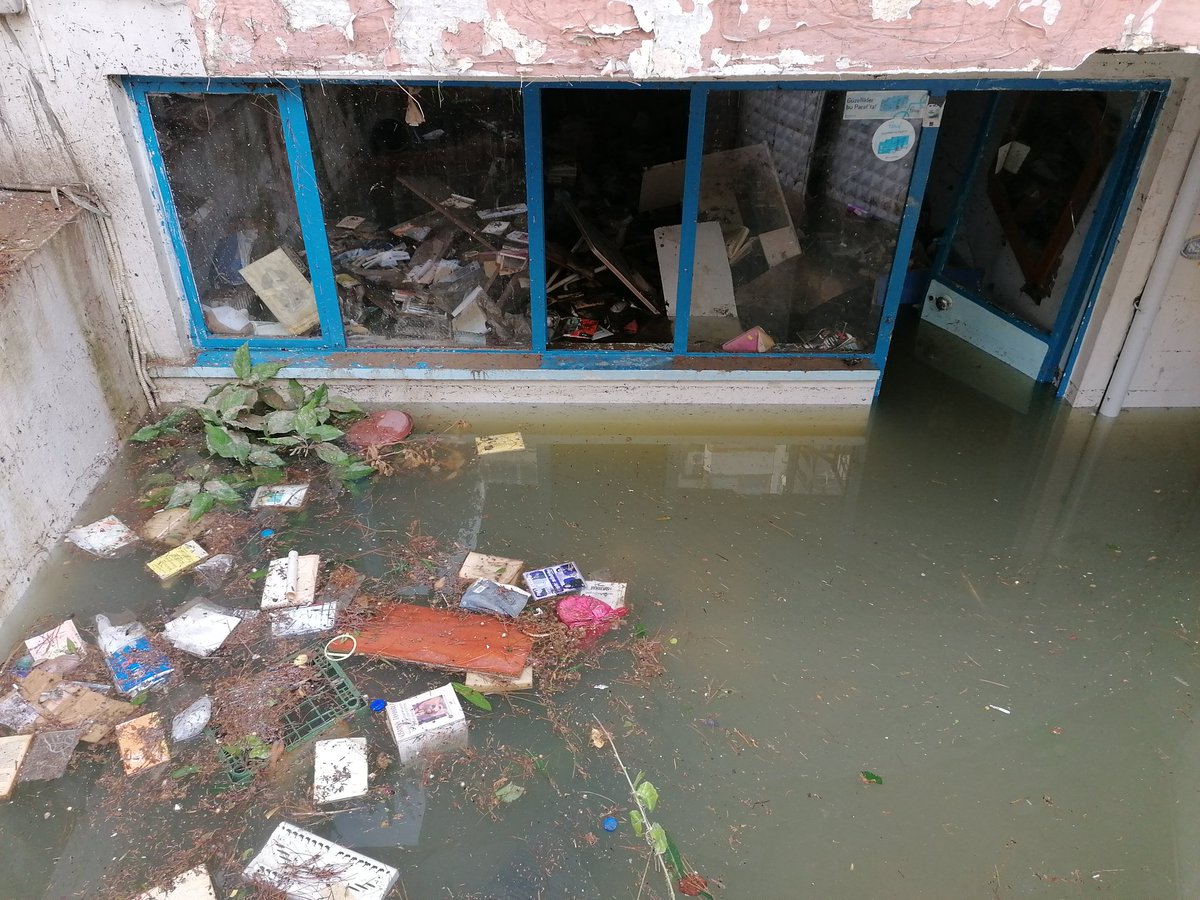 İzmir’de kitapçılık yapan Emre Koca arkadaşımızın (Exlibris Kitabevi) dükkânı son sel felaketinde, kelimenin tam anlamıyla yok oldu. Su basan dükkân ve depodaki 19 bin kitap fotoğraflarda da görüldüğü şekilde kullanılamaz hâle geldi.