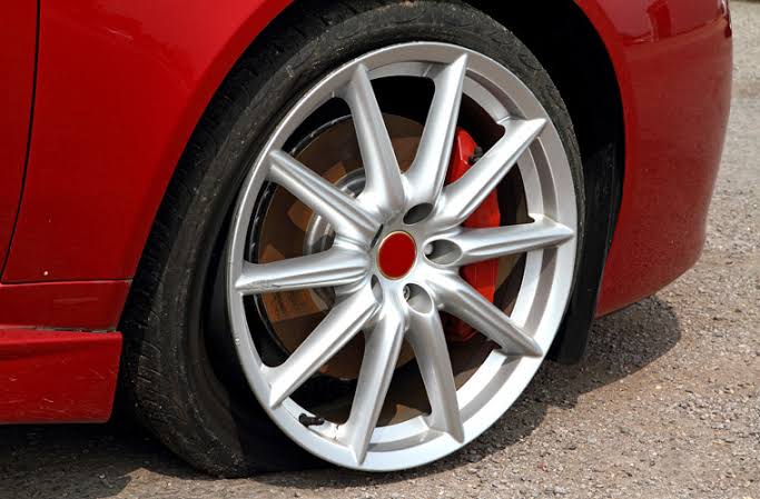 tyrefitng's tweet photo. 3 things you should look out for when checking the condition of your tyres. 

1. The tyre tread
2. The tyre pressure
3. Any puncture or hole in the tyre

#RoadSafety
#FridayMotivation

1. Checking the tyre tread ...

1/4 https://t.co/sSTp0oI0bC