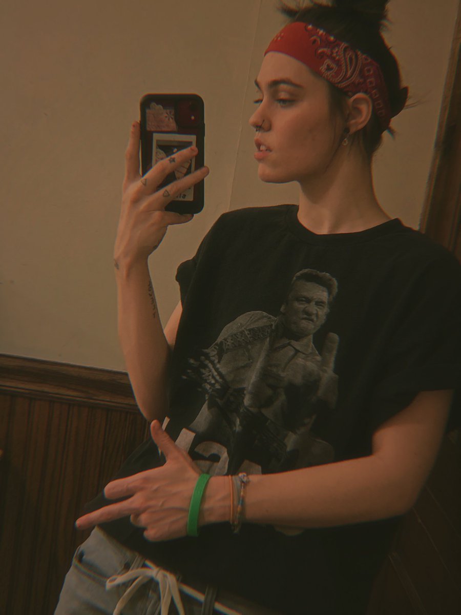 makenzie_jade_'s tweet image. my middle finger says hello ;p #LGBTQoftwitter