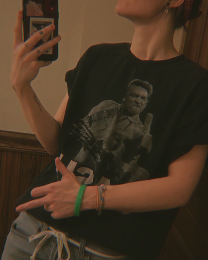 makenzie_jade_'s tweet image. my middle finger says hello ;p #LGBTQoftwitter