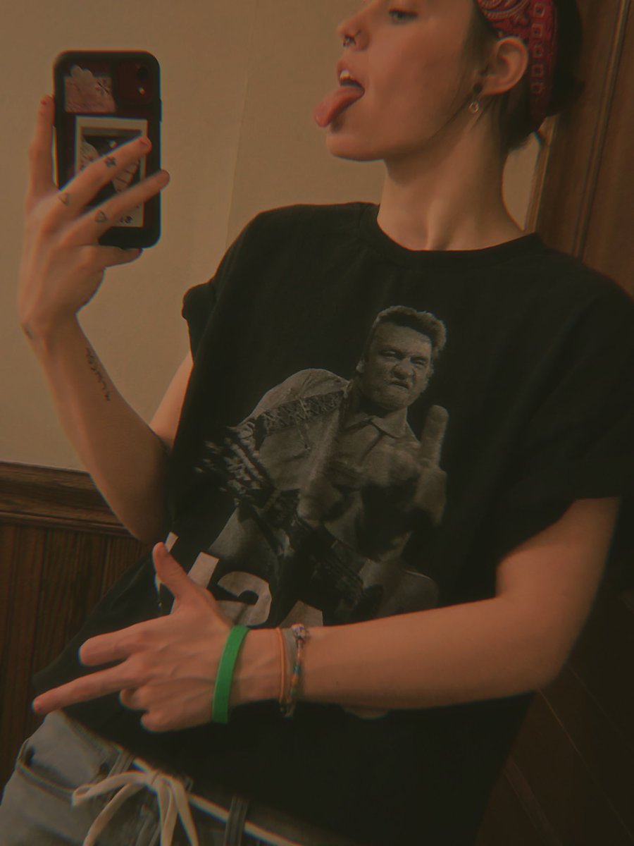 makenzie_jade_'s tweet image. my middle finger says hello ;p #LGBTQoftwitter