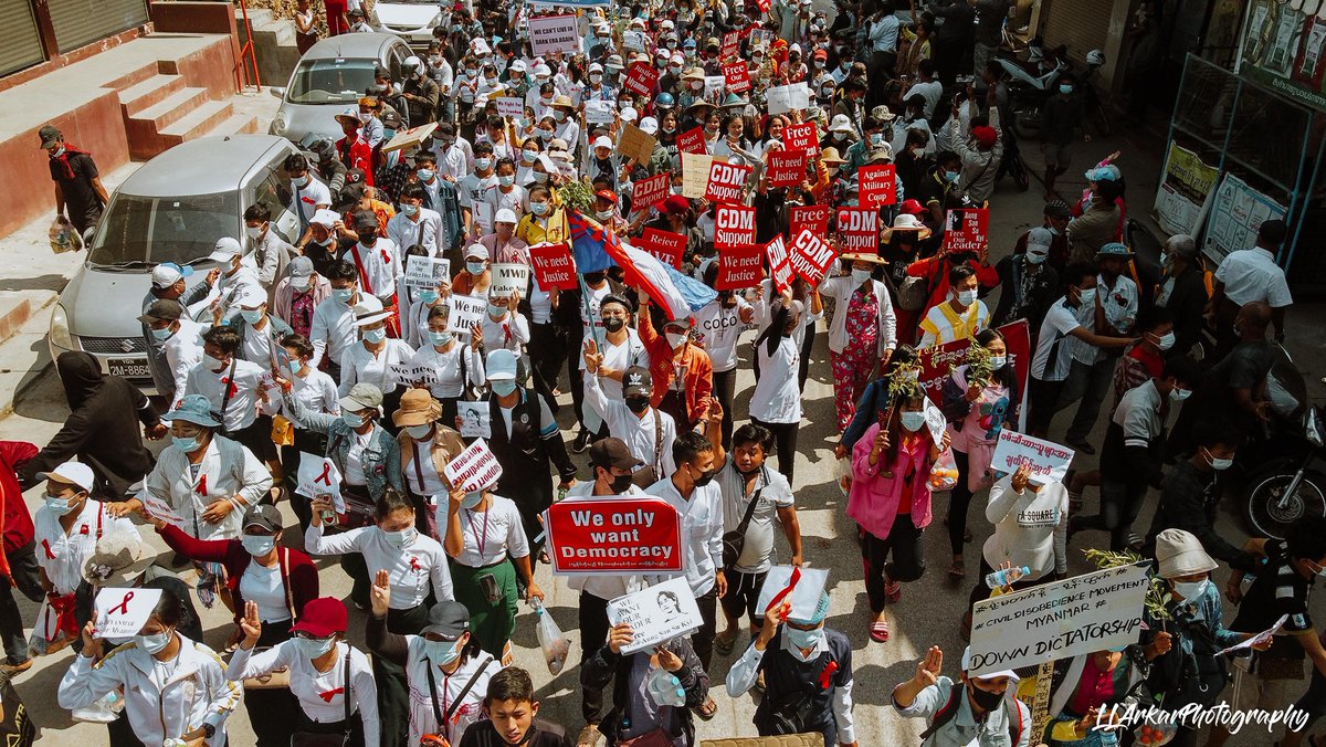 khunakak's tweet photo. In Myawaddy, a Burmese border town, thousands are showing up daily to demonstrate against the Myanmar military coup. Protesters have called for an abolishment of the Constitution and democracy. #WhatsHappeningInMyanmar #HearTheVoiceOfMyanmar #Myanmarcoup https://t.co/EPvpGqaYRL