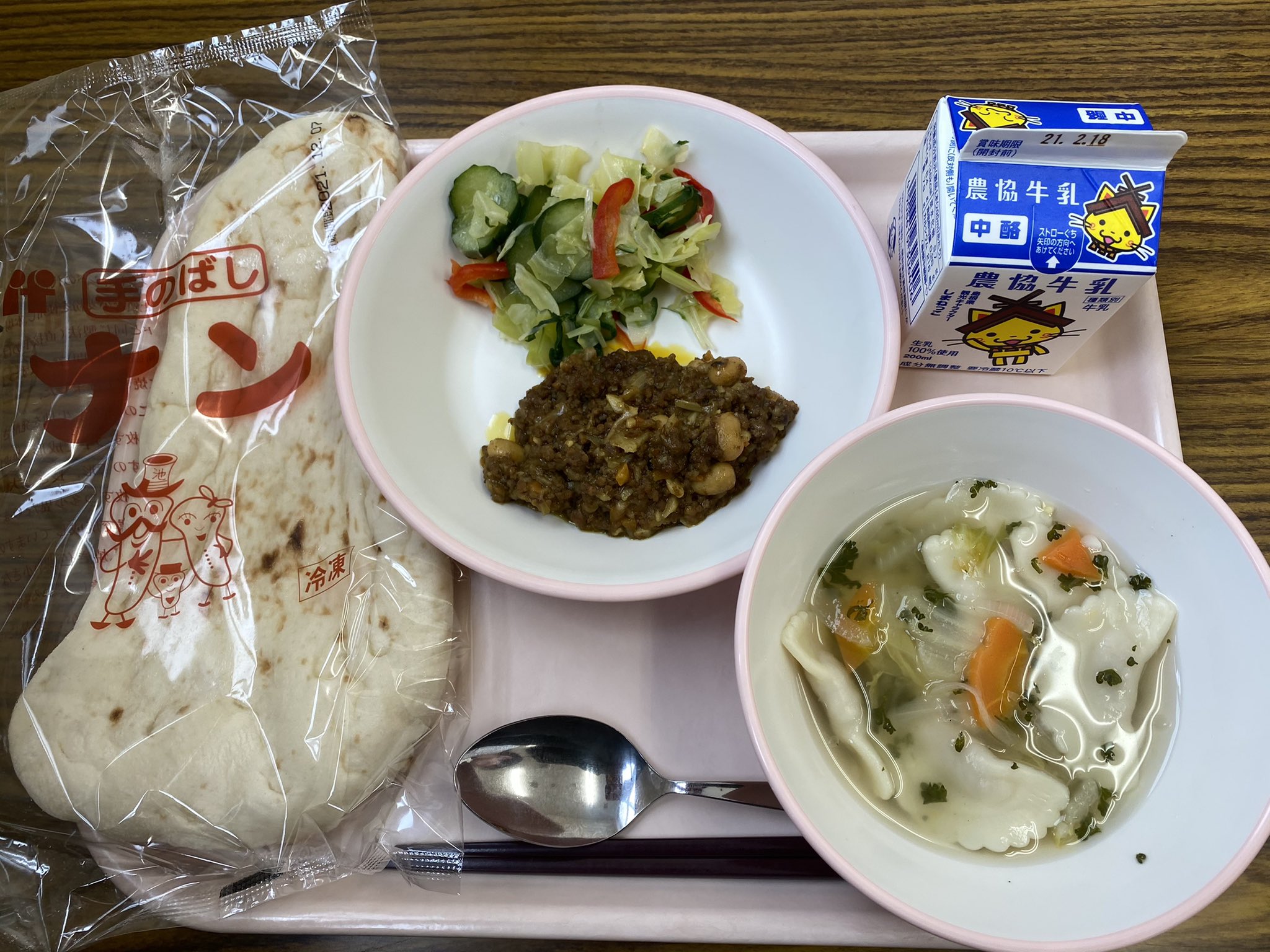 エリツィン 皆さまこんにちは 今日の給食です ナン ボイル野菜 ドライカレー ラビオリスープ 牛乳 です ナン チャン にドライカレーのせて食べました 皆さま午後からもお気をつけて T Co Qna5nyspet Twitter