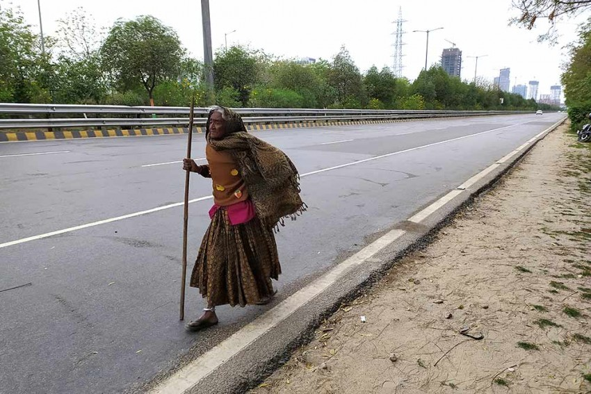 90 yrs, Kajodi, Delhi stallholder, walks 400 kms to home village in Rajasthan after Lockdown.