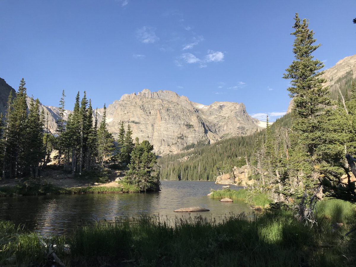 Through my involvement with  @ESA_SEEDS on campus, I met another amazing  #womaninscience -  @JillBaron4! She recruited me to work in her  #ecology lab as well with Tim Weinmann &  @Caitlincharl10. I've gotten to work on water samples and in  @RockyNPS - can't beat that workplace! 7/n