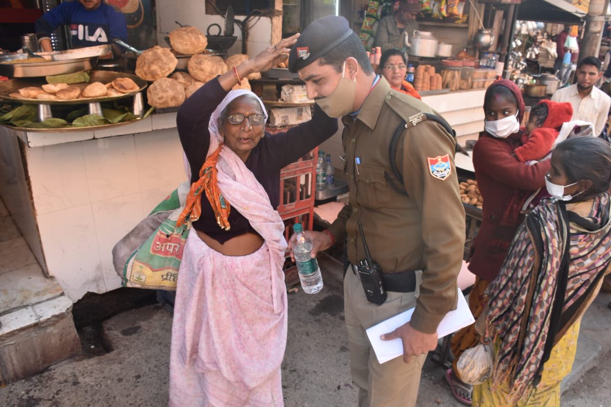 kumbhpolice2021's tweet photo. दिनांक: 11.02.2021 को मौनी अमावस्या स्नान पर्व के अवसर पर देश के कोने-कोने से आये लगभग 03 लाख 76 हजार श्रद्धालुओं द्वारा आरती के समय तक हर की पैड़ी सहित कुम्भ क्षेत्र के अन्य समस्त घाटों पर पवित्र डुबकी लगाकर पुण्यलाभ अर्जित किया गया।
#MahaKumbh2021
#KumbhPoliceHaridwar2021 https://t.co/PPyZCXXcDf