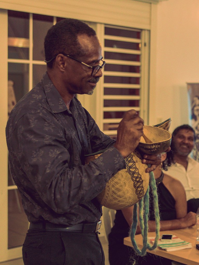 callmemadly's tweet image. Guadeloupe 2015. Tonton Henri intervenait à une conférence (organisée par 
@EstchouEEG @JoelDestom et moi). On a immortalisé le moment pour l'album de famille 😌Je crois qu'il revenait sur ses origines martiniquaises au moment des clichés #HenriJoseph