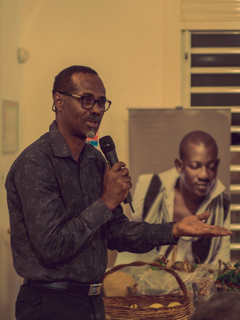 callmemadly's tweet image. Guadeloupe 2015. Tonton Henri intervenait à une conférence (organisée par 
@EstchouEEG @JoelDestom et moi). On a immortalisé le moment pour l'album de famille 😌Je crois qu'il revenait sur ses origines martiniquaises au moment des clichés #HenriJoseph