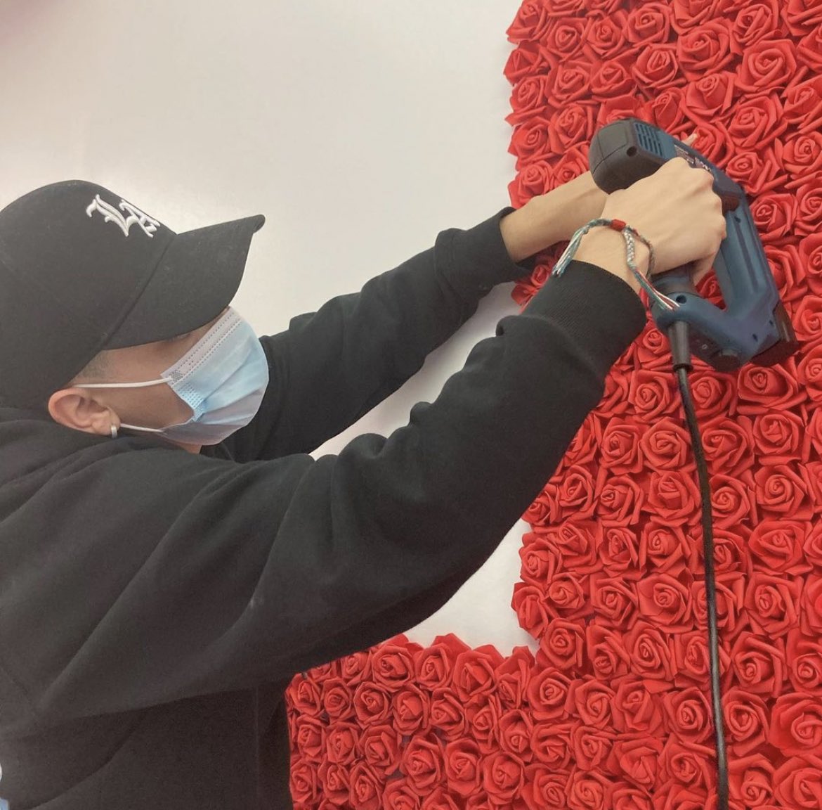 thefomofactory's tweet photo. Rose wall is up ! 🤪😍  
Come take your Valentine’s Day  photos at the fomo factory ! 
Valentine’s Day hours 12:00pm-5:00pm 💋 
For tickets click the link in bio ! https://t.co/44brE0li1w