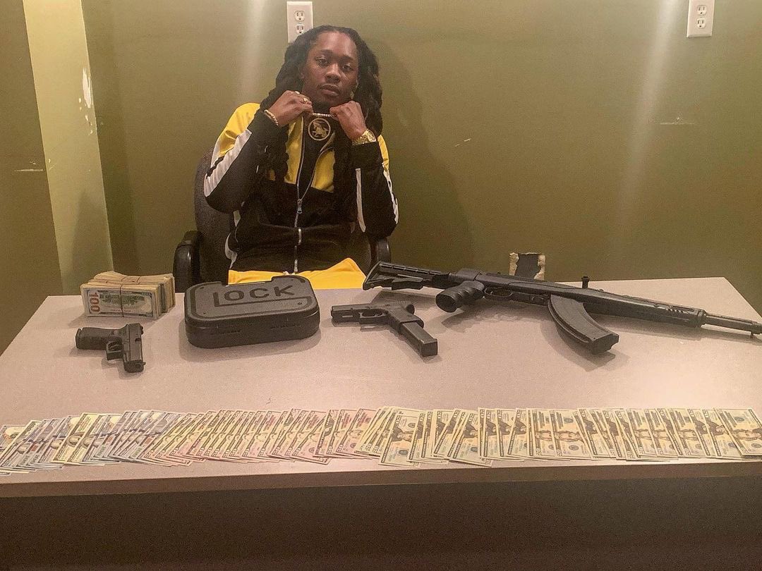 JiggThaPlug's tweet photo. Skinny nigga with a lot of guns, but I ain’t scared to scrap. I know that my momma proud of me, even though I trap 🔌🤑💯 

*props from the video shoot*
▶️ https://t.co/M3Yytz3H3y https://t.co/dS2Oj0TpG2