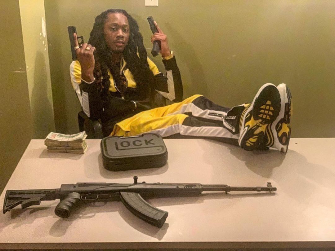 JiggThaPlug's tweet photo. Skinny nigga with a lot of guns, but I ain’t scared to scrap. I know that my momma proud of me, even though I trap 🔌🤑💯 

*props from the video shoot*
▶️ https://t.co/M3Yytz3H3y https://t.co/dS2Oj0TpG2