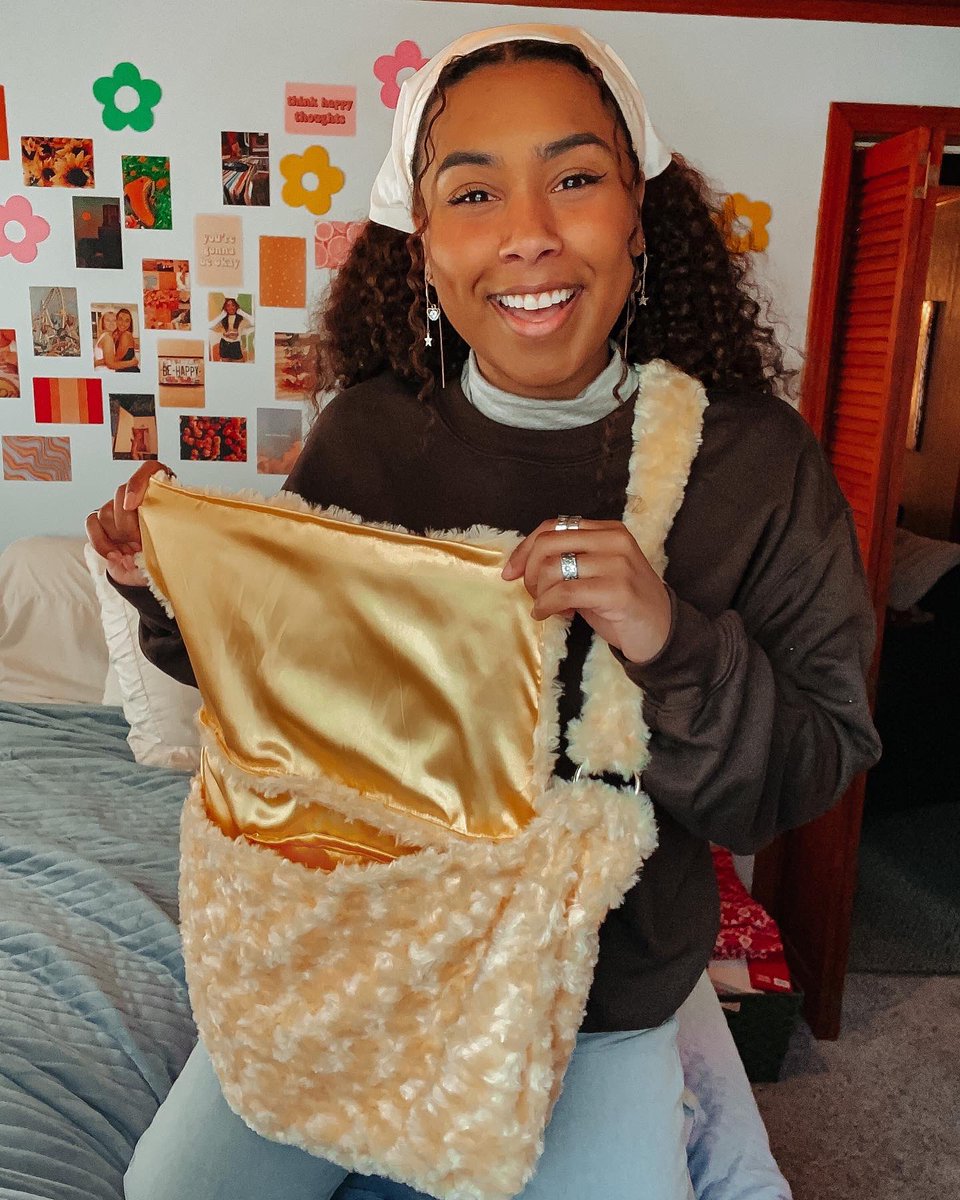mayadancelover's tweet photo. Taught myself how to sew and made my own Messenger Bag! Who wants one 😚✨💼 https://t.co/LPNsj5eY51