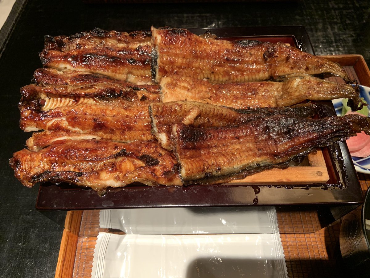 Bruce Ikemizu 昨日はbruce孤独のグルメで赤坂 ニョロ助 へ 東京 一安いと言う触れ込みに間違いはなく2本付けの特上鰻重が3900円 関西風で蒸さない鰻は関西人の僕には嬉しい 先日 鰻の稚魚が豊漁というニュースが本当にありがたい