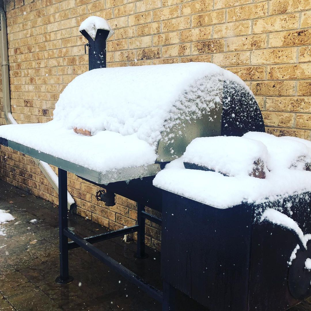 Raise your hand if you're ready for warmer weather a.k.a. ultimate grilling weather... 🙋 #warmerweather #grillseason #bbqseason #winter #spring #summer #snow #texassnow @txbbqoutpost